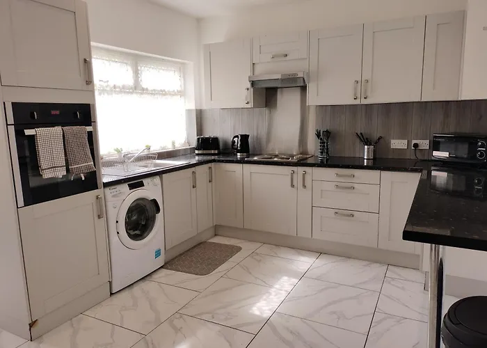 Bright Spacious Double Room, Next To Underground Station