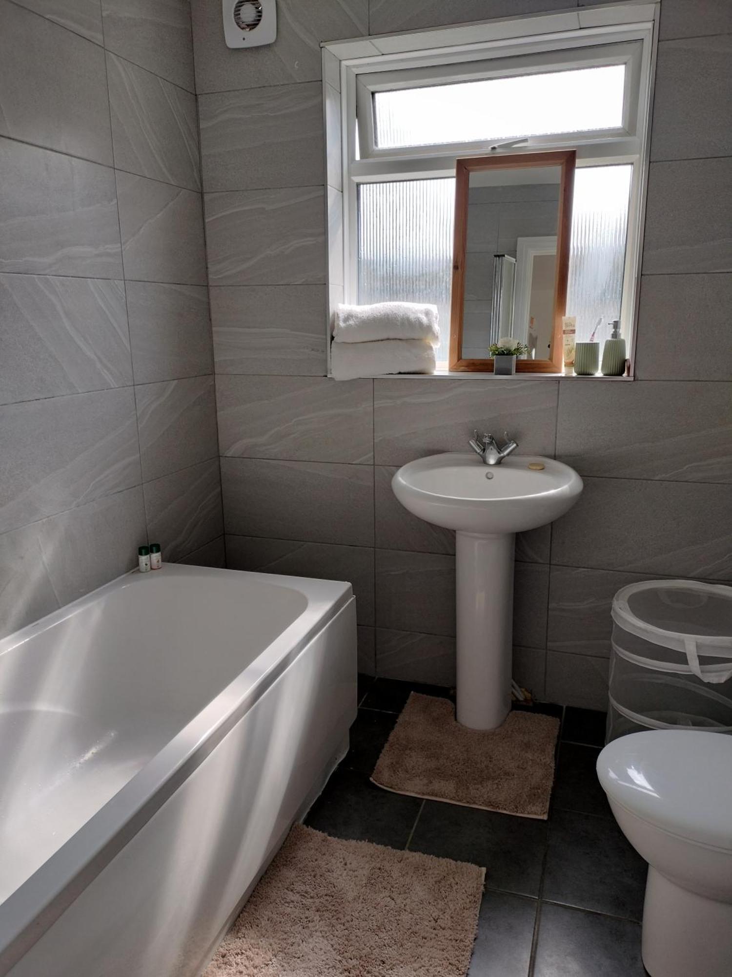 Bright Spacious Double Room, Next To Underground Station