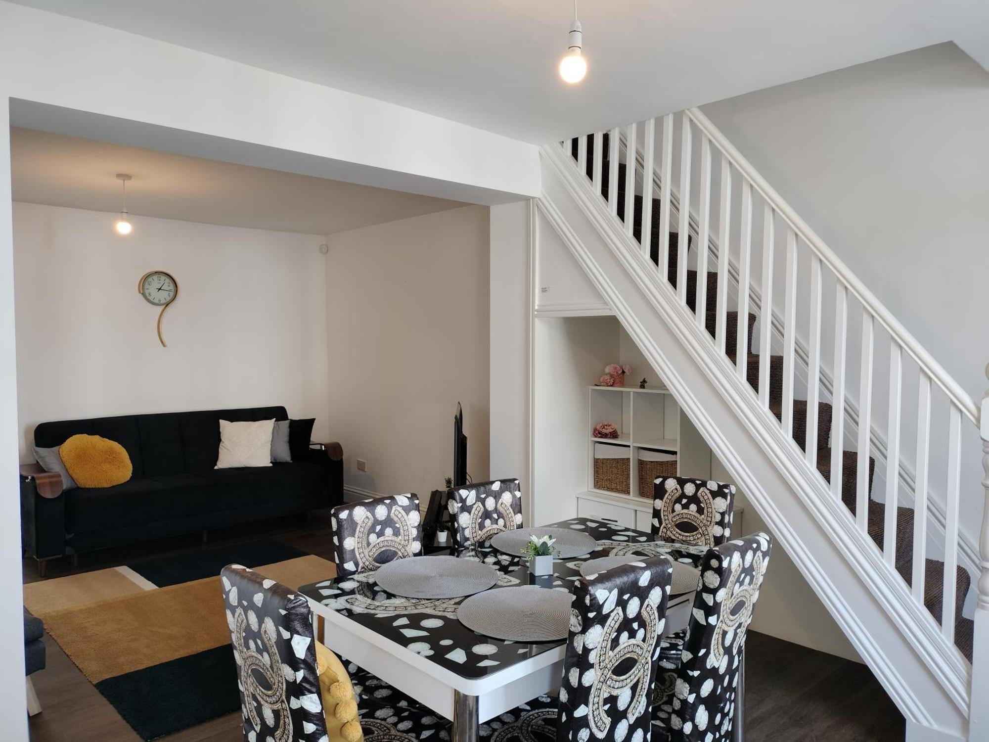 Bright Spacious Double Room, Next To Underground Station Homestay