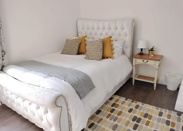 Bright Spacious Double Room, Next To Underground Station